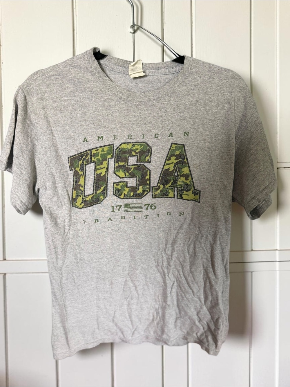 Y2K USA Camo Graphic Tee Med Gray American Tradition 1776 Faded Gildan 2000s
